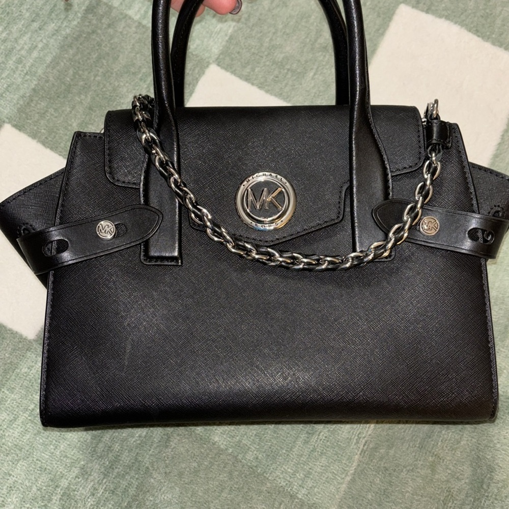 Black and silver MK purse with chain. Great condition